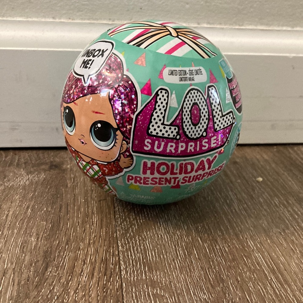LOL doll Holiday Present Surprise Series 3